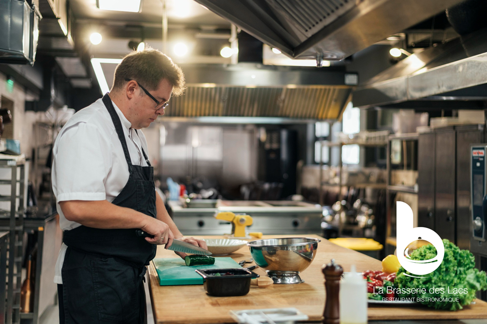 Des commis de cuisine