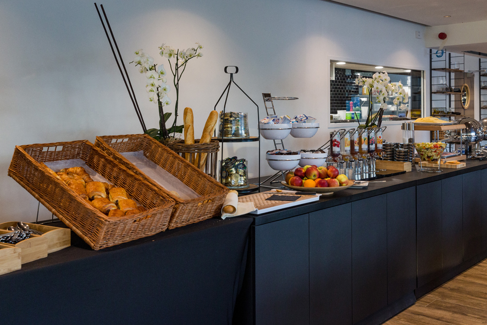 Buffet petit déjeuner au Golden LAkes Hotel