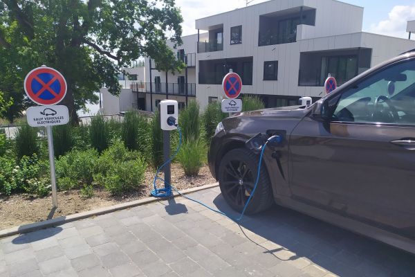 Un hôtel avec des bornes de recharge électrique aux Lacs de l’Eau d’Heure